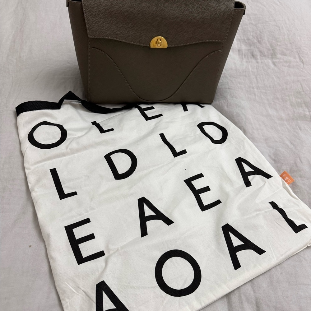 OLeada Wavia Bag Plus - Never used 
Leather/15”/ Ash Color - with dust bag - Picture 3 of 10